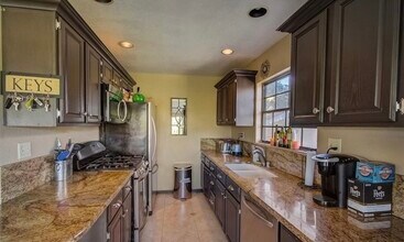 4440 Ensenada Dr in Woodland Hills, CA - Foto de edificio - Building Photo