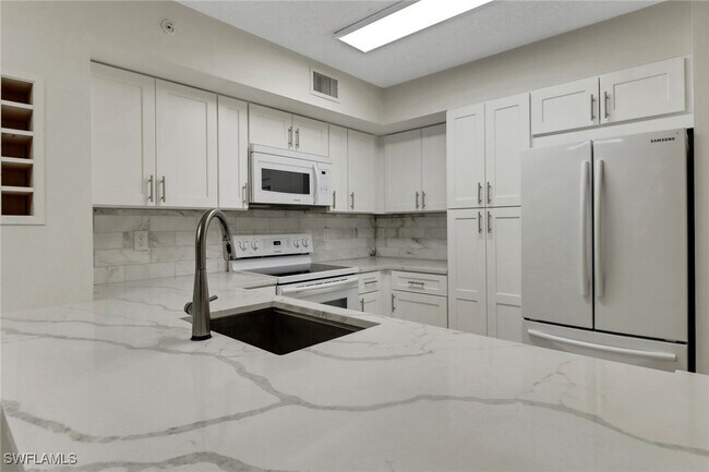 1220 Wildwood Lakes Blvd in Naples, FL - Building Photo - Building Photo