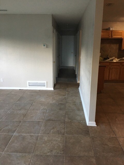8603 Howell Dr in Jacksonville, FL - Foto de edificio - Building Photo