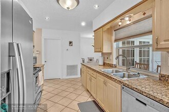 7102 NW 93rd Ave in Tamarac, FL - Building Photo - Building Photo