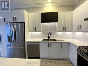 1026 Hansler Rd in Welland, ON - Building Photo - Building Photo