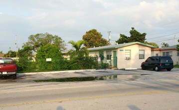 Anglerwood Apartments in Fort Lauderdale, FL - Building Photo - Building Photo