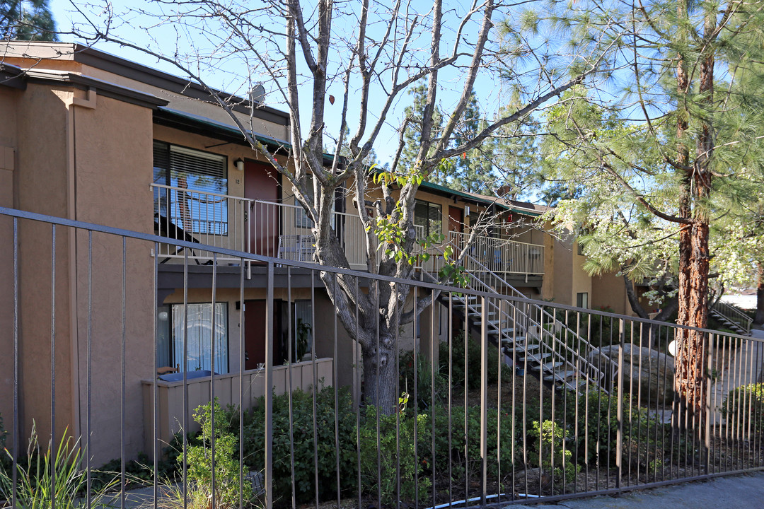 Valley View Terrace in Poway, CA - Foto de edificio