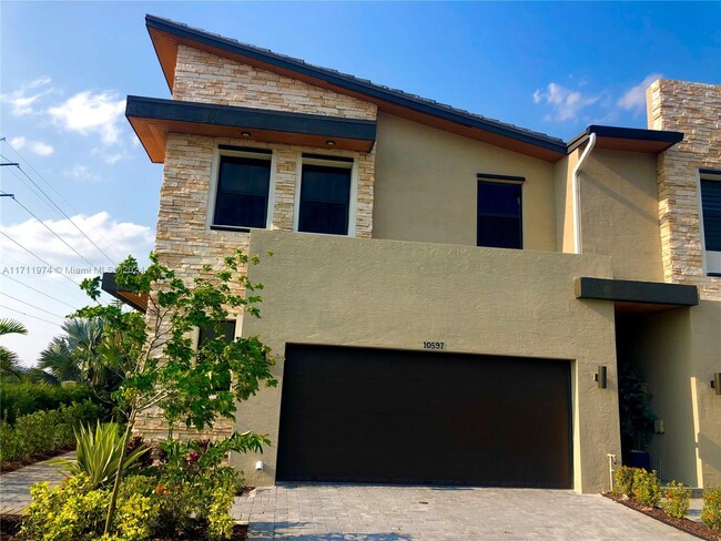 10597 NW 81st Terrace in Doral, FL - Building Photo - Building Photo