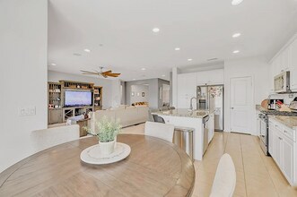 7800 Glisten Way in Bakersfield, CA - Building Photo - Building Photo
