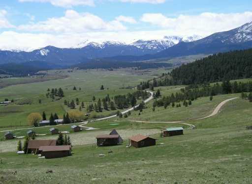 7-10 Jules Way in Fishtail, MT - Foto de edificio