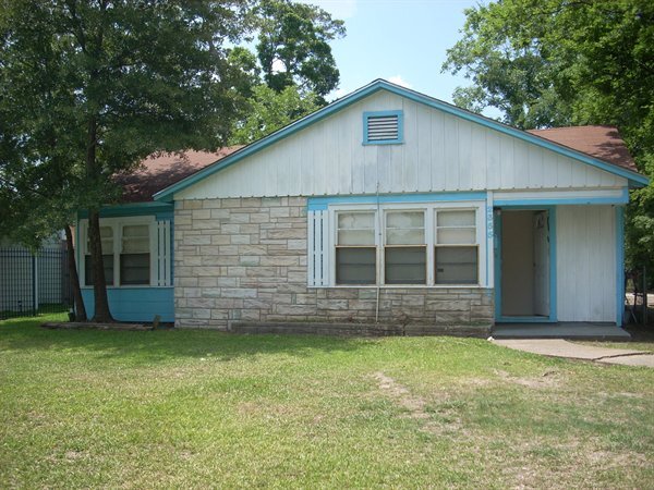 2355 N Lynwood Dr in Beaumont, TX - Building Photo