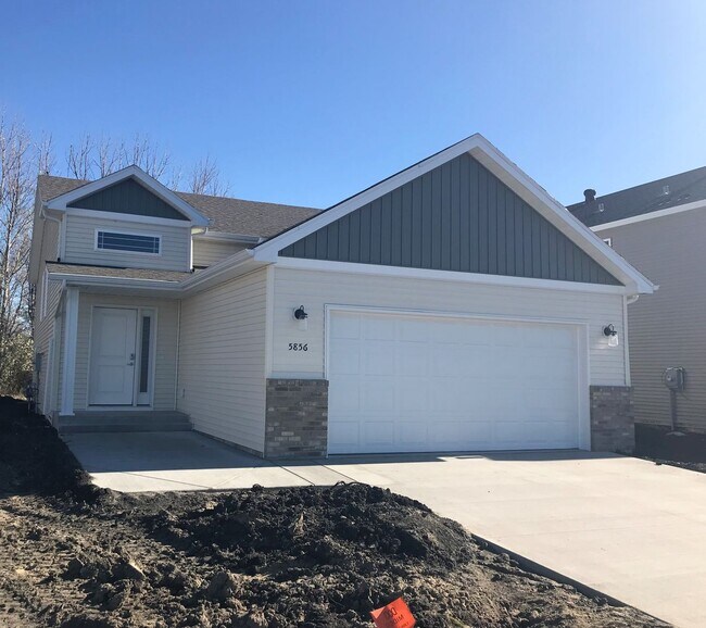 5856 Deb Dr W in West Fargo, ND - Building Photo - Building Photo