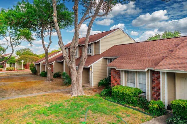 Coppertree Town Homes in San Antonio, TX - Foto de edificio - Building Photo