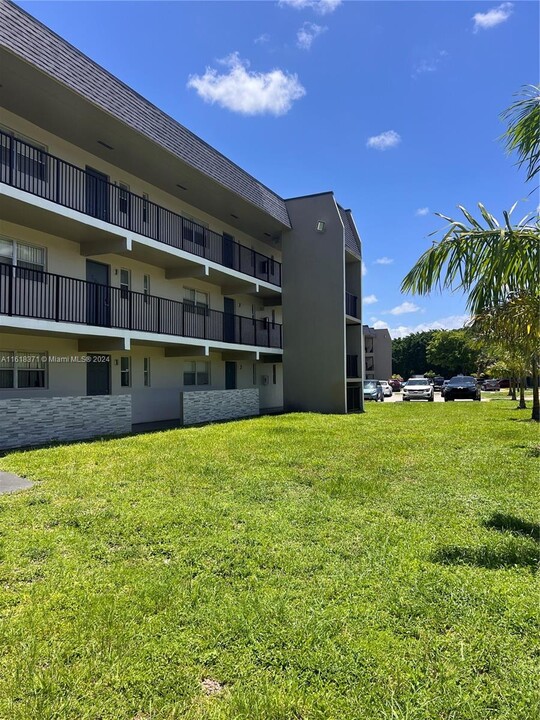 8000 Fairview Dr, Unit 310 in Tamarac, FL - Foto de edificio