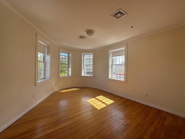 14 Quincy St, Unit 2 in Medford, MA - Foto de edificio - Building Photo