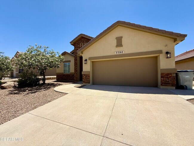7790 Enchanted Cir Dr in El Paso, TX - Building Photo - Building Photo