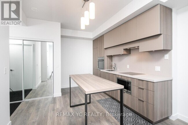 8 Eglinton Ave E in Toronto, ON - Building Photo - Building Photo