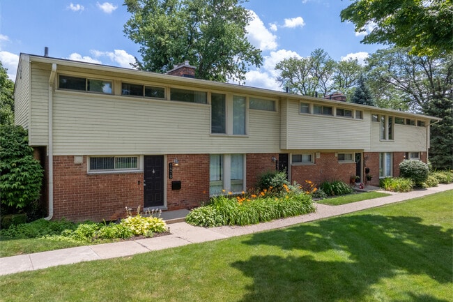 Eton Square Apartments & Townhomes in Birmingham, MI - Building Photo - Building Photo