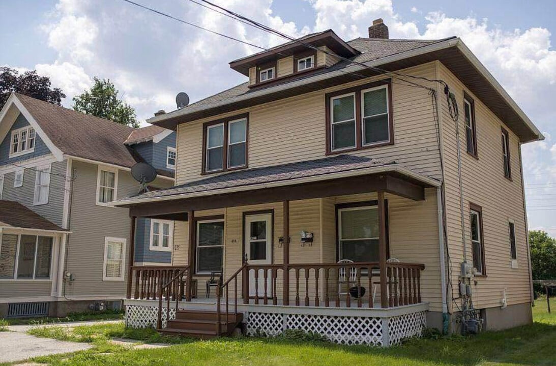 610 North St, Unit Lower Level Duplex in West Bend, WI - Building Photo