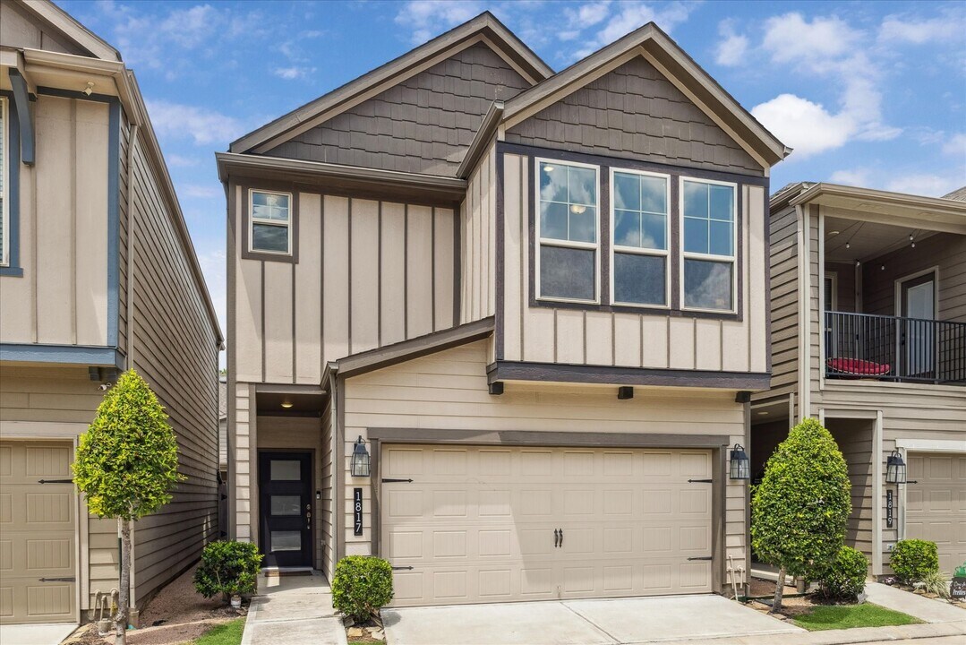 1817 Agoura Hills Dr in Houston, TX - Foto de edificio