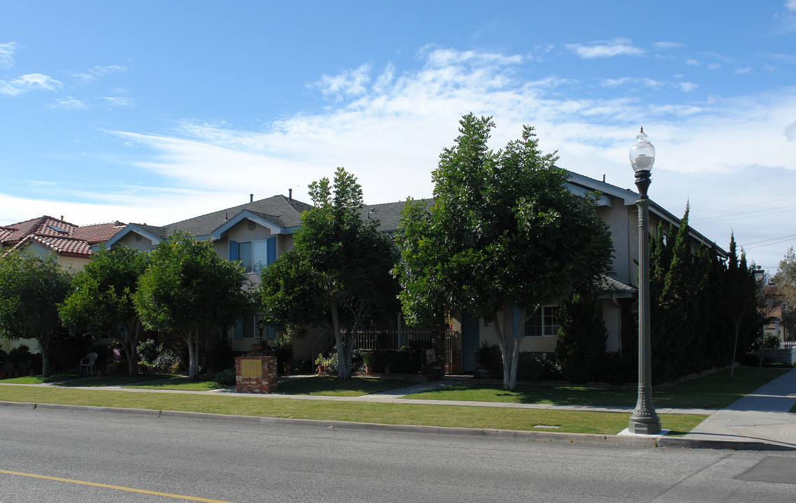 10861-10869 Chestnut St in Los Alamitos, CA - Building Photo