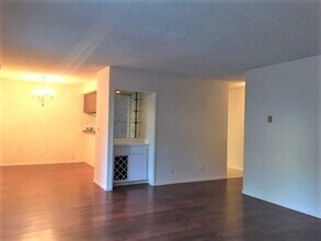 6001 Canterbury Dr in Culver City, CA - Building Photo - Building Photo