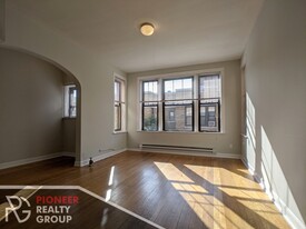 717 W Barry Ave, Unit 721-3B Apartamentos