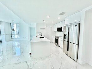 650 NE 32nd St, Unit 4903 in Miami, FL - Building Photo - Building Photo