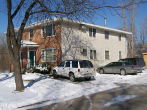 2109 Hillview Rd in New Brighton, MN - Foto de edificio - Building Photo