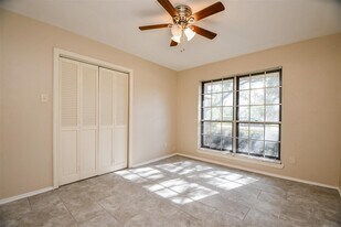 5810 Fontenelle Dr in Houston, TX - Building Photo