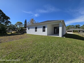 951 La Belle Ave SW in Palm Bay, FL - Foto de edificio - Building Photo