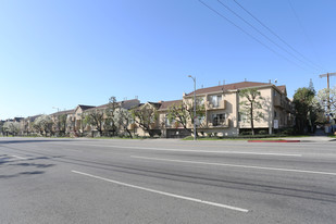 NoVa Townhomes in Canoga Park, CA - Building Photo