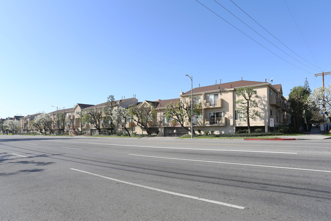 NoVa Townhomes in Canoga Park, CA - Building Photo