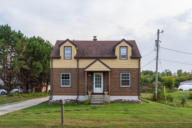 2411 W Mill Rd in Glendale, WI - Building Photo - Building Photo