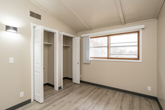 McCook Apartments in North Sioux City, SD - Foto de edificio - Interior Photo