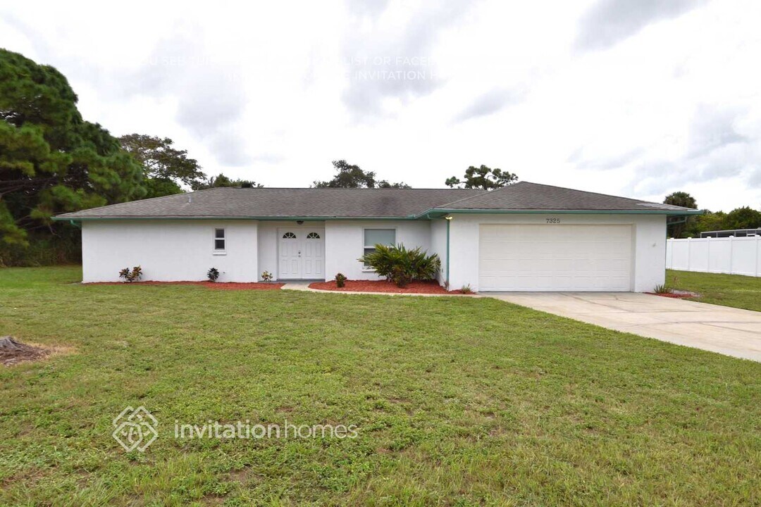 7325 Claries Dr in Sarasota, FL - Building Photo