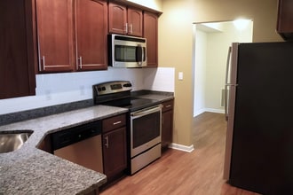 Village Green in West Seneca, NY - Foto de edificio - Building Photo