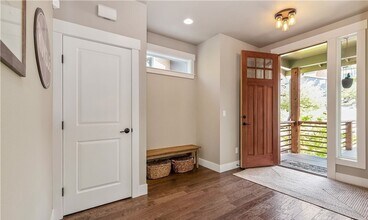 3301 Sydney Ct in Bellingham, WA - Building Photo - Building Photo