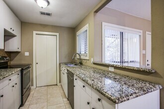 6646 E Lovers Ln, Unit 910 in Dallas, TX - Foto de edificio - Building Photo