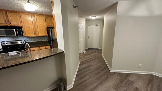 6010 Chasewood Pky, Unit #003 in Hopkins, MN - Foto de edificio - Building Photo