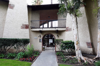 Glencrest Apartments in Anaheim, CA - Building Photo - Building Photo