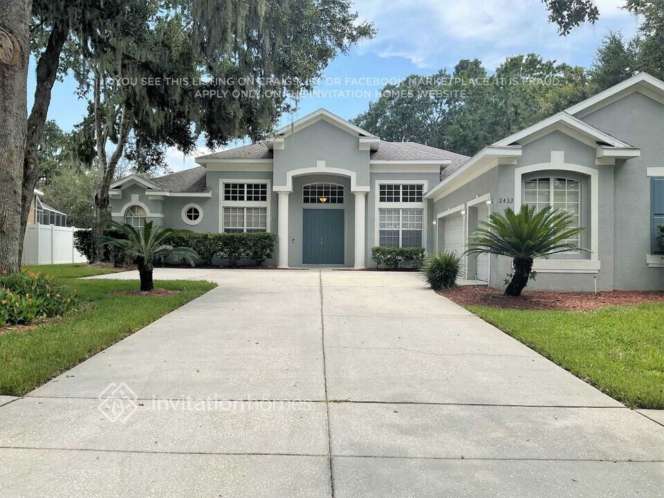 2433 Blue Stone Ct in Valrico, FL - Building Photo