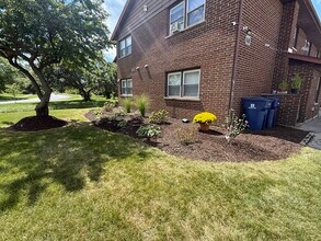 9 N Whispering Hills Dr, Unit Apt D in Naperville, IL - Foto de edificio - Building Photo