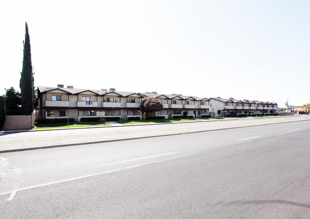 South Chester Apartments in Bakersfield, CA - Building Photo