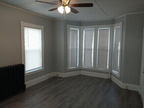 33 Cherry St, Unit 1 in Lynn, MA - Foto de edificio - Building Photo