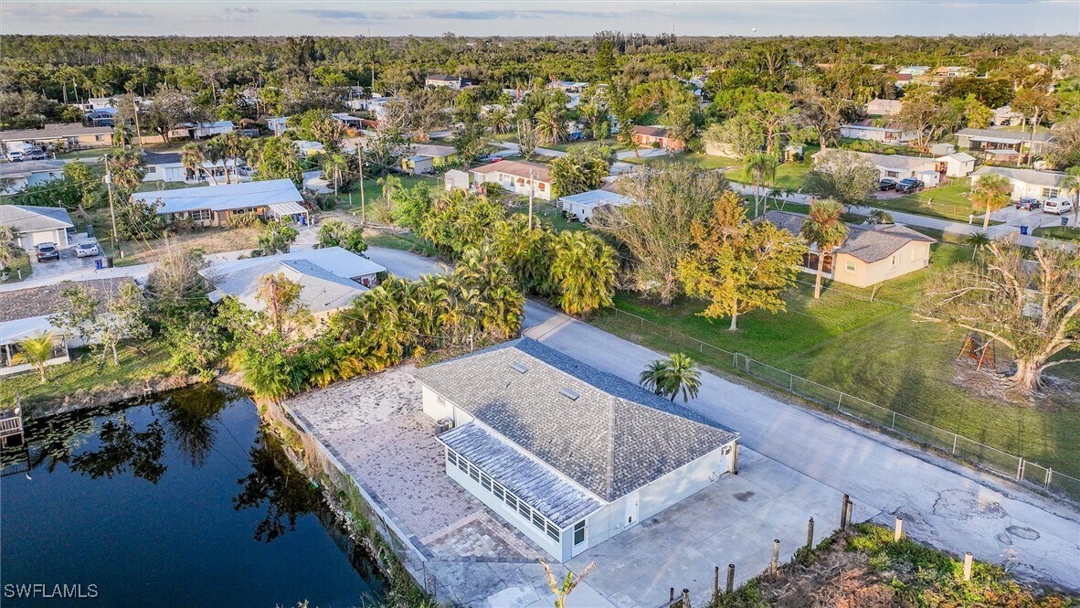 3936 Northside Cir in North Fort Myers, FL - Foto de edificio
