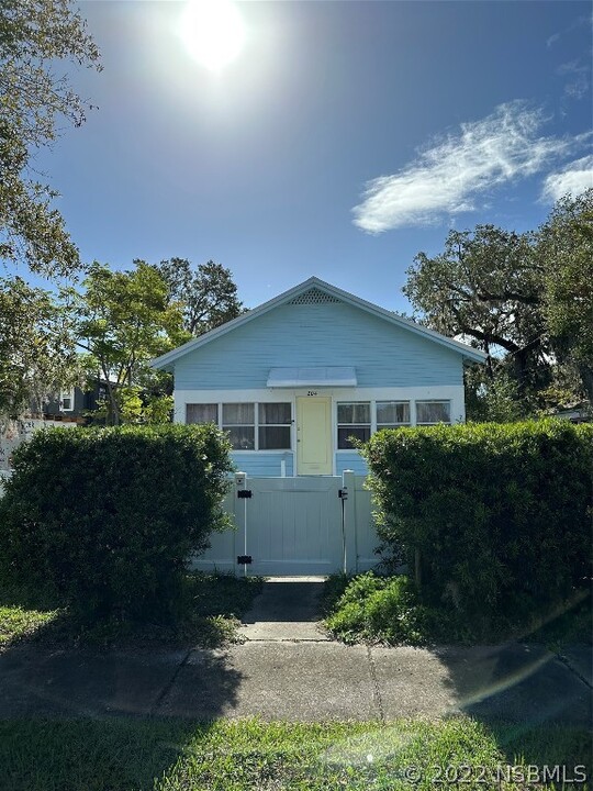 204 Andrews St in New Smyrna Beach, FL - Building Photo