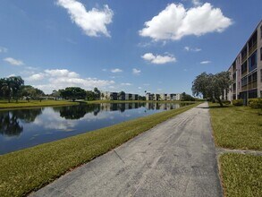 7320 Amberly Ln in Delray Beach, FL - Foto de edificio - Building Photo