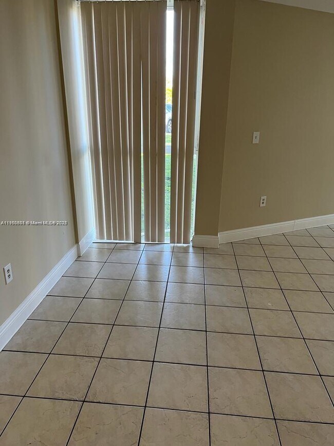 7165 NW 186th St in Hialeah, FL - Foto de edificio - Building Photo