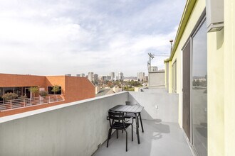 10473 Santa Monica Blvd in Los Angeles, CA - Building Photo - Building Photo