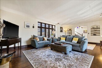 8 Club Way in Hartsdale, NY - Building Photo - Building Photo