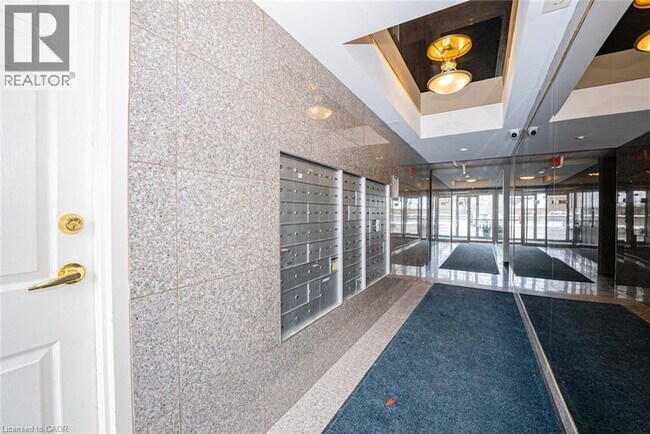 274 Erb St. W in Waterloo, ON - Building Photo - Building Photo