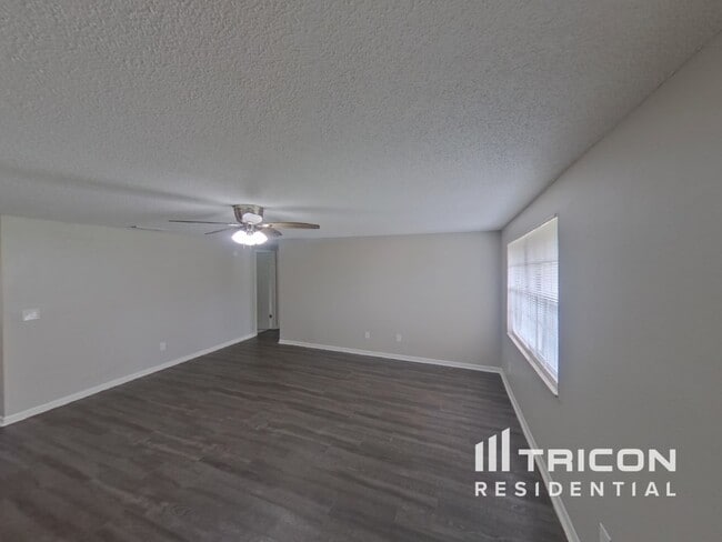 1203 Seffner Valrico Rd in Valrico, FL - Building Photo - Building Photo