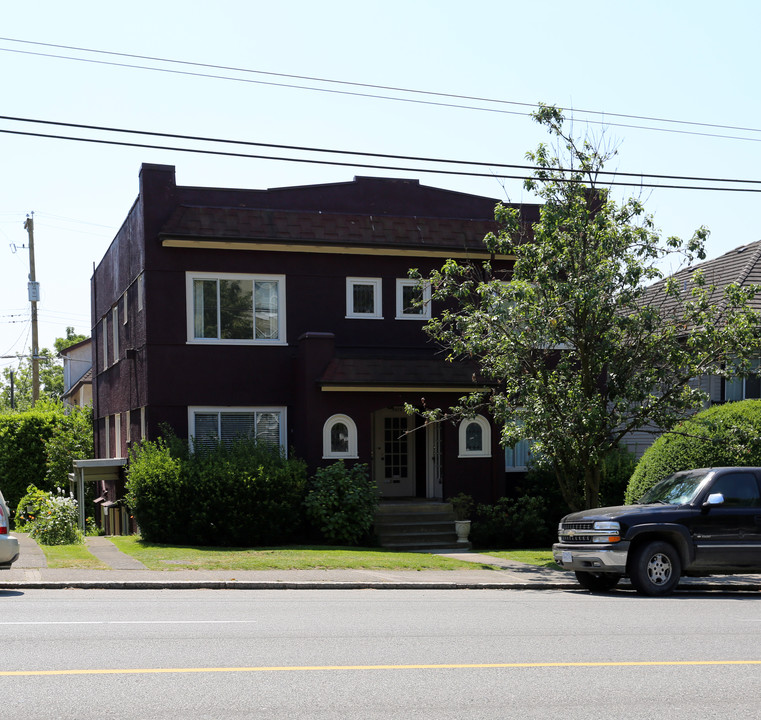 2472 W 4th Ave in Vancouver, BC - Building Photo